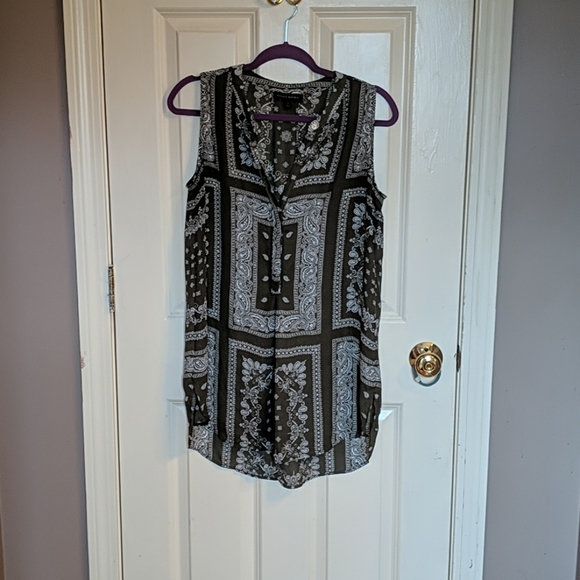 Banana Republic Tops - Banana Republic Bandana Print Sleeveless Blouse